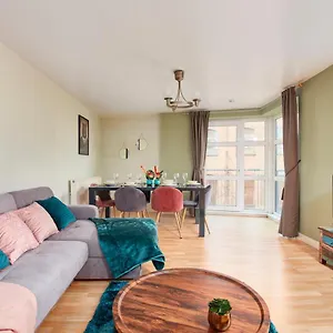 The Sleek Gem With Balcony - Sleeps 6 Apartment